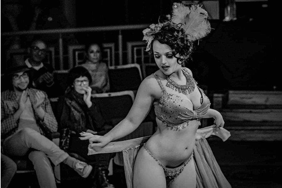 Burlesque Queen Undine Laverve in action