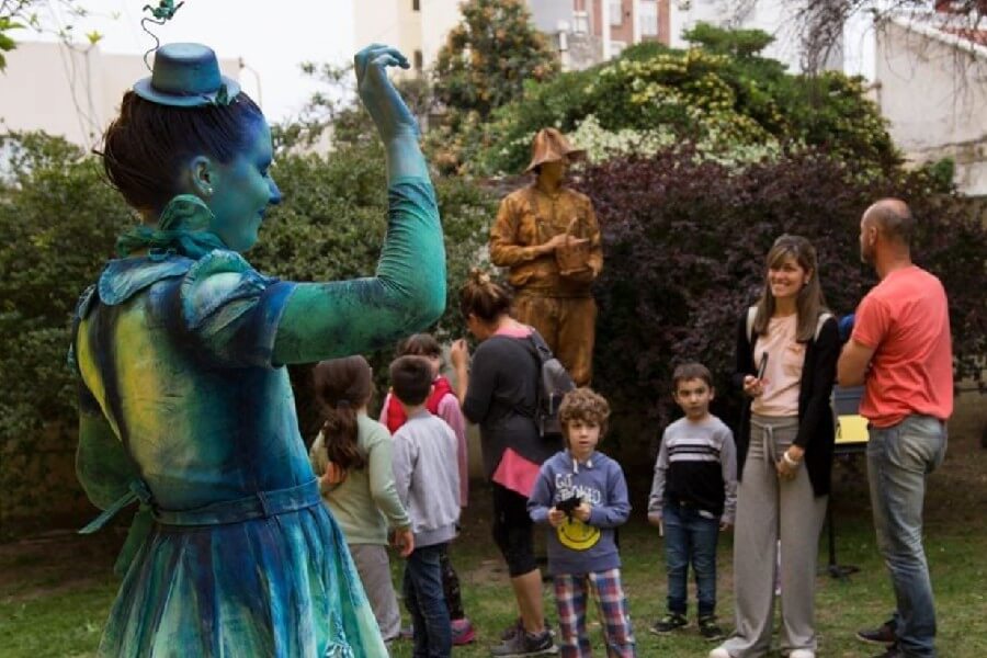 Living statues and fearless kids