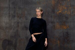 Artist KI/KI posing for WILLEM SKANTINE