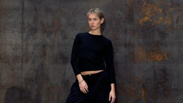 Artist KI/KI posing for WILLEM SKANTINE